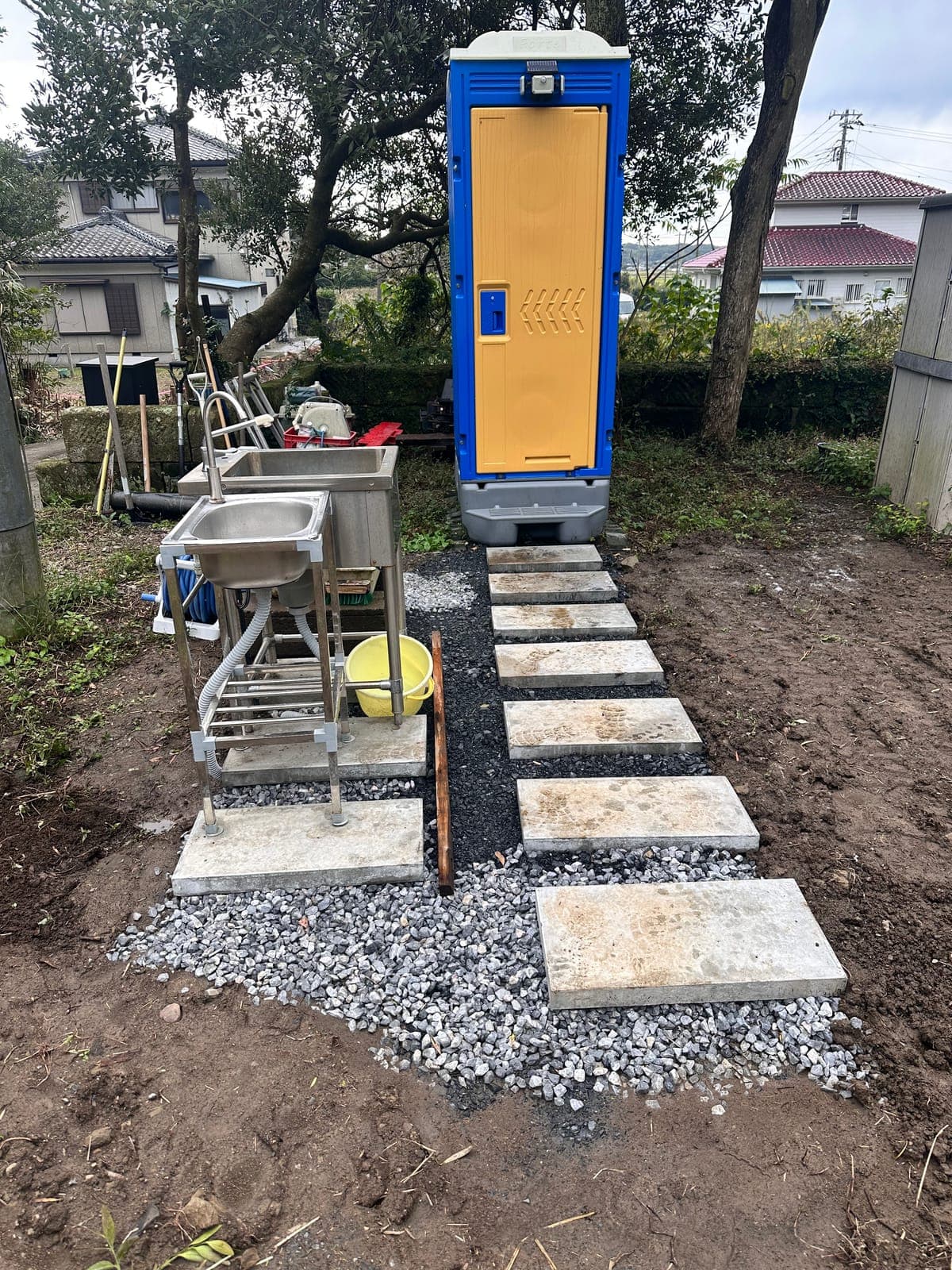 トイレと炊事場。飛び石で結んでいます