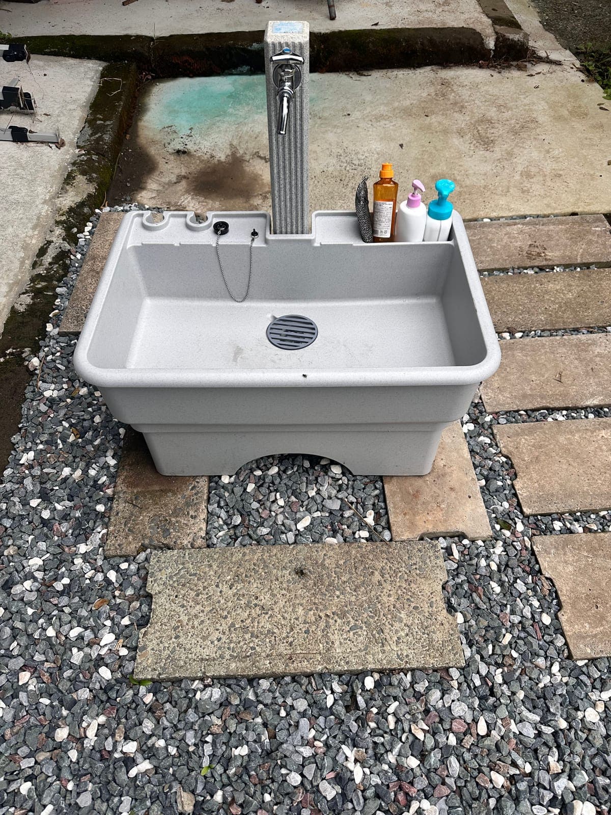 流し台。石けんとブラシを置いています